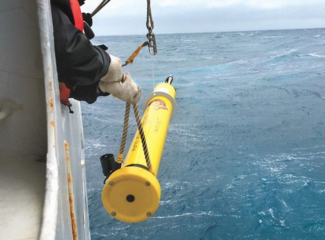 남방해양탄소·기후관측및모니터링(SOCCOM) 프로젝트 연구원들이 남극해에 해양 부유체를 설치하고 있다. SOCCOM 제공