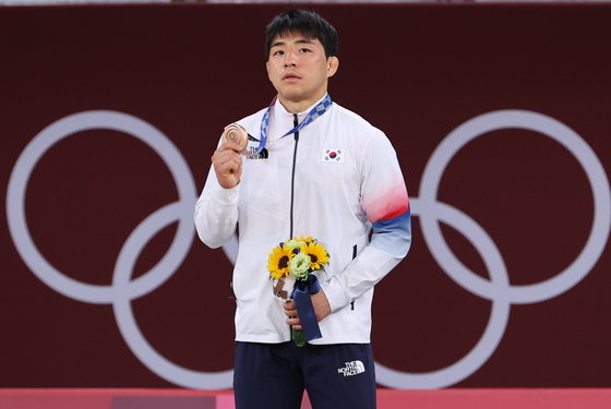 대한민국 유도 안창림(왼쪽 세번째)이 7월 26일 오후 일본 도쿄 지요다구 무도관에서 열린 ‘2020 도쿄올림픽’ 73kg 유도 남자 시상식에서 동메달을 들어보이고 있다. 뉴스1