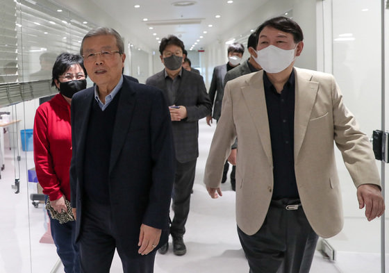 국민의힘 총괄선대위원장직을 수락한 김종인 전 비대위원장이 지난 5일 오후 서울 여의도 당사를 방문해 윤석열 대선 후보를 만나고 있다. (국민의힘 선대위 제공) © News1