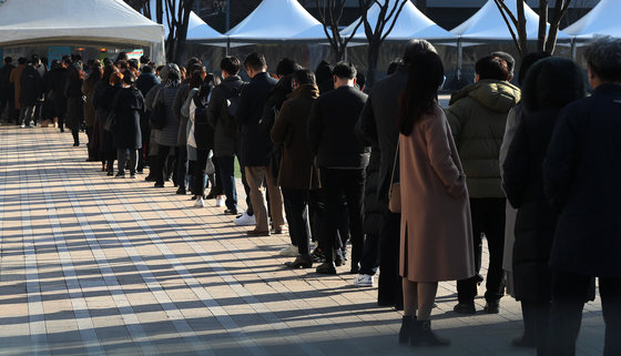 6일 서울 중구 서울광장에 마련된 신종 코로나바이러스 감염증(코로나19) 임시선별진료소 앞으로 출근길 시민들이 검진 차례를 기다리며 길게 줄을 서 있다. /뉴스1 © News1
