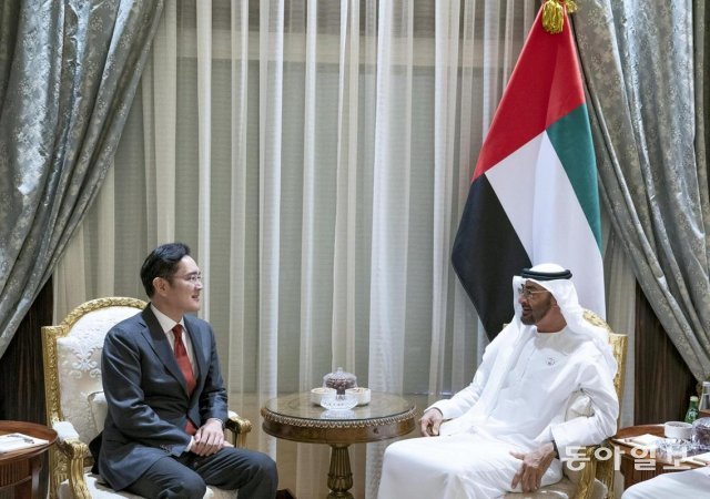 2019년 2월 아랍에미리트(UAE) 아부다비를 방문한 이재용 삼성전자 부회장(왼쪽)이 무함마드 빈 자이드 알 나하얀 아부다비 왕세제와 면담하는 모습. 동아일보DB
