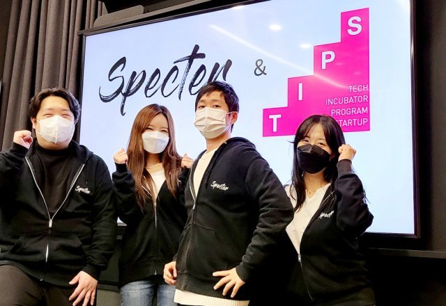 윤경욱 대표(왼쪽에서 세번째)와 임직원들, 출처: 스펙터