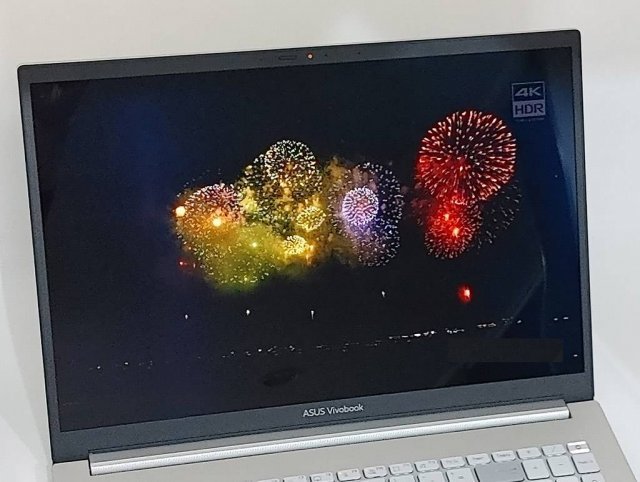 OLED의 화질을 제대로 보여주는 야간 불꽃놀이 유튜브 영상 (출처=IT동아)
