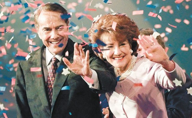 밥 돌 전 미국 상원의원이 1996년 공화당 전당대회에서 대선 후보로 선출된 뒤 부인 엘리자베스 여사와 손을 흔들고 있다. 샌디에이고=AP 뉴시스
