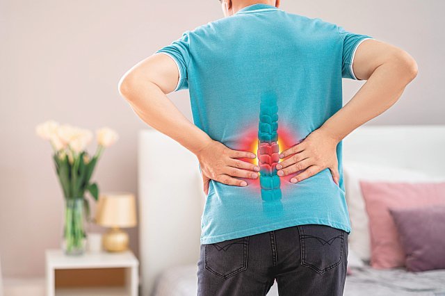 척추관협착증은 중장년층과 노년층에게 흔한 병이다. 척추신경이 지나가는 통로가 좁아지면서 발병한다. 사진출처 게티이미지코리아