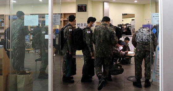 서울 용산구 서울역 국군장병라운지 TMO에서 휴가를 나온 장병들이 승차권을 구입하기위해 대기하고 있는 모습.  © News1