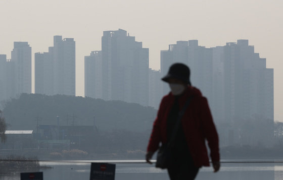 수도권 지역에 미세먼지 농도 ‘나쁨’ 수준을 보인 7일 오전 경기도 의왕시 왕송호수에서 본 도심이 뿌옇다. 2021.12.7/뉴스1 © News1