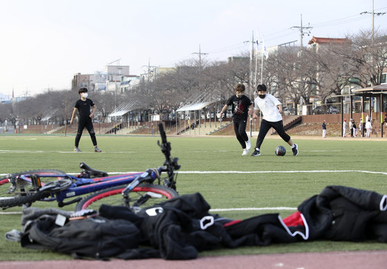 일년 중 가장 많은 눈이 내린다는 절기상 ‘대설(大雪)’인 7일 오후 울산 중구 태화강변 축구장에서 초등학생들이 반팔 등 가벼운 차림으로 축구를 하고 있다. 2021.12.7/뉴스1 © News1