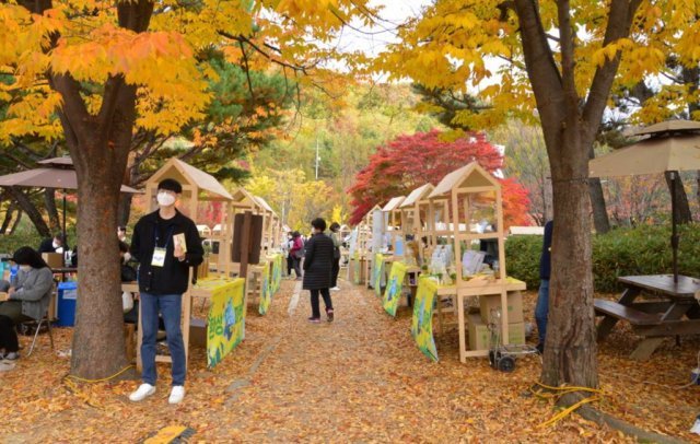 가을 낙엽과 함께 시민들의 참여로 진행했던 환상마켓 모습, 출처: IT동아