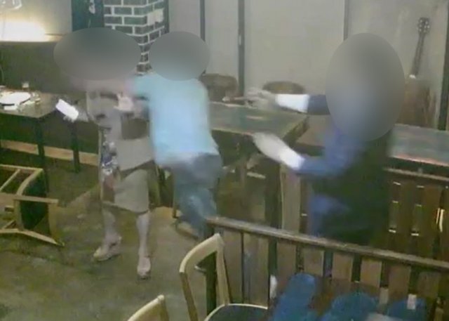 지난 10월 광주 동구의 한 술집에서 50대 사업가가 40대 여성을 무차별 폭행하는 모습. 뉴스1