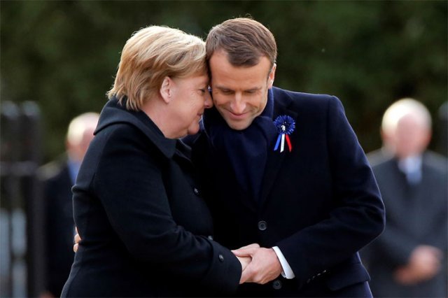 에마뉘엘 마크롱 프랑스 대통령(오른쪽)과 앙겔라 메르켈 독일 총리가 2018년 11월 프랑스 콩피에뉴에서 열린 제1차 세계대전 종전 100주년 행사에서 서로의 손을 붙잡고 있다. 두 번의 세계대전에서 서로 적국으로 싸웠던 양국은 군사, 경제 연합체에 함께 가입해 공통의 정체성을 만들면서 화해할 수 있었다. 파리=AP 뉴시스