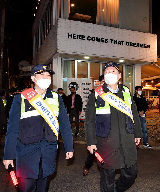 윤석열 국민의힘 대선후보와 이준석 대표가 7일 저녁 마포구 합정동 홍익자율방범대를 찾아 방범대원들과 주택가와 상가들을 돌며 방범활동을 하고 있다. 2021.12.7/뉴스1 © News1 국회사진취재단