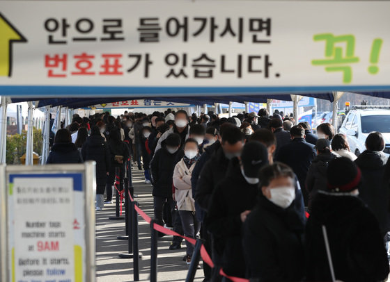 경기도 안산시의 한 중학생이 국내 첫 신종 코로나바이러스 감염증(코로나19) 변이 바이러스인 오미크론 확진자가 발생한 인천 미추홀구의 교회를 다녀온 뒤 오미크론에 감염돼 지역사회 감염자가 증가하고 있는 가운데 6일 오전 경기도 안산시 단원구보건소에서 시민들이 코로나19 검사를 받기 위해 길게 줄 서 있다. 안산시 방역 당국은 해당 학교를 전면 원격 수업으로 전환하고 해당 학급 학생 및 수업을 진행한 교사 모두 자가격리에 들어갔다고 밝혔다. 2021.12.6/뉴스1 © News1