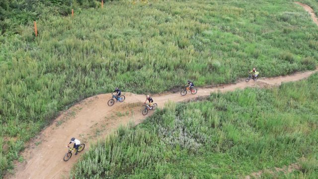 바이크 파크를 찾은 동호인들이 다운힐 자전거를 즐기고 있다.  비시즌을 이용해 산악자전거를 즐길수 있는 스키 리조트가 하나둘씩 생겨나고 있다.  사진제공 알펜시아 바이크 파크