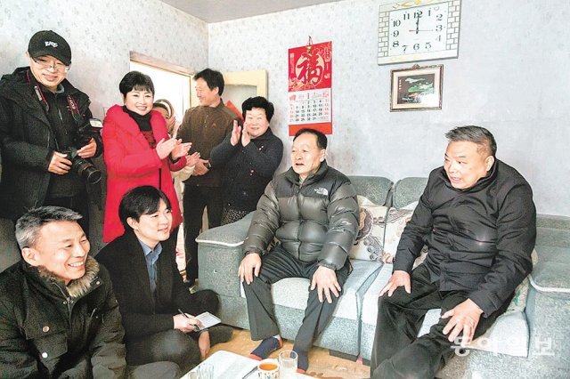 리진쥔 북한 주재 중국대사(오른쪽에서 두 번째)가 2019년 1월 황해남도 해주에 사는 화교 가정을 위로 방문하고 있다. 현재 북한에는 수천 명의 중국 화교가 거주하고 있다. 동아일보DB