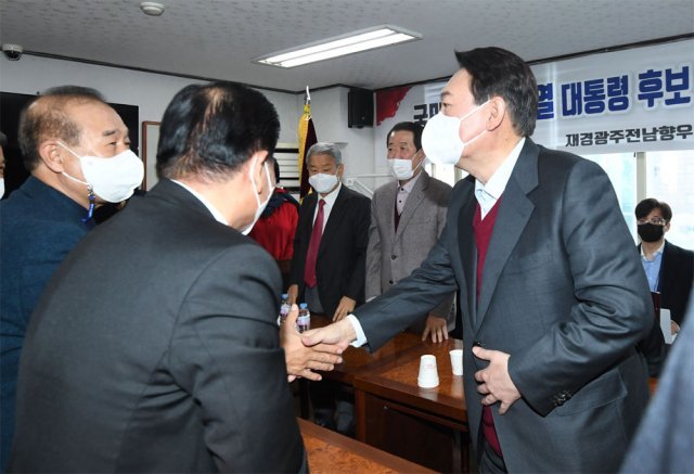 국민의힘 윤석열 대선 후보(오른쪽)가 8일 서울 서초구 재경광주전남향우회 회의실에서 열린 ‘윤석열 
대선 후보 초청 간담회’에서 참석자들과 악수하고 있다. 이날 윤 후보는 “제가 대통령이 되면 절대로 호남 홀대론이 나오지 않도록 할
 것”이라고 말했다. 사진공동취재단