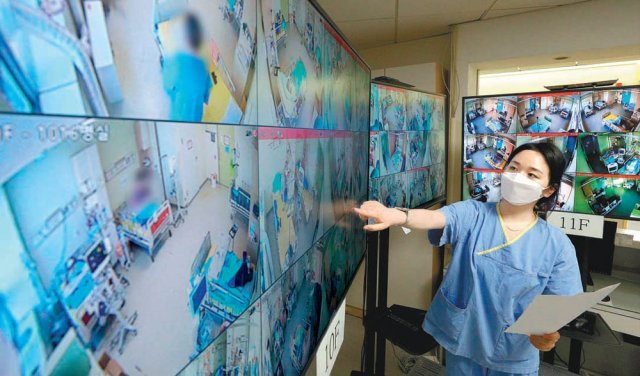 8일 서울 중랑구 서울의료원 코로나19 종합상황실에서 의료진 한 명이 폐쇄회로(CC)TV를 통해 입원 환자들을 살펴보고 있다. 이날 현재 입원 중인 코로나19 중환자는 840명으로 하루 만에 66명이 늘었다. 뉴시스