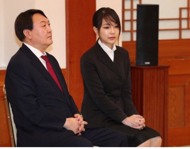 윤석열 국민의힘 대선 후보가 검찰총장 임명 당시 청와대에서 부인 김건희씨와 나란히 앉아 있는 모습. 뉴스1