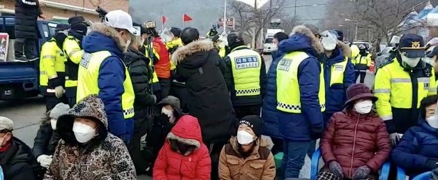 9일 오전 경북 성주군 소성리 마을회관 인근에서 주민과 시민단체 회원 등이 사드기지 내 물자 반입을 반대하며 농성을 벌이고 있다. (사드철회소성리종합상황실 라이브 갈무리) 2021.12.9 /뉴스1