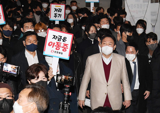 국민의힘 윤석열 대선 후보와 이준석 대표가 8일 서울 종로구 대학로에서 거리인사를 하고 있다. 2021.12.8/뉴스1 © News1