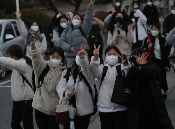 지난달 18일 경기도 수원시 팔달구 영복여자고등학교에서 2022학년도 대학수학능력시험을 마친 수험생들이 교문을 나서고 있다. /뉴스1 © News1