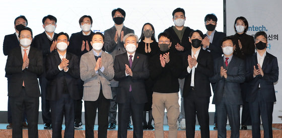 고승범(가운데) 금융위원장을 비롯한 관계자들이 9일 서울 강남구 디캠프에서 열린 ‘핀테크 산업 육성지원 간담회’에 앞서 기념사진 촬영을 하고 있다. 2021.12.9/뉴스1 © News1