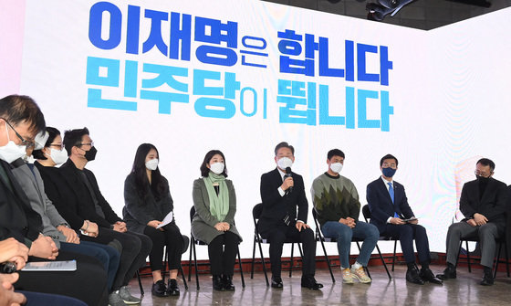 이재명 더불어민주당 대선후보(오른쪽 네번째)가 9일 오전 서울 마포구 가온 스테이지에서 열린 ‘정당혁신추진위원회 출범식’에서 모두발언을 하고 있다. 2021.12.9/뉴스1 © News1 국회사진취재단