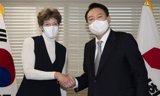 윤석열 국민의힘 대선 후보가 9일 서울 여의도 중앙당사에서 캐슬린 스티븐스(심은경) 전 주한미국대사를 접견하며 기념촬영을 하고 있다. 2021.12.9/뉴스1 © News1 오대일 기자