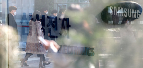 서울 서초구 삼성전자 서초사옥에서 직원들이 분주하고 움직이고 있다. (다중노출)2021.12.7/뉴스1 © News1