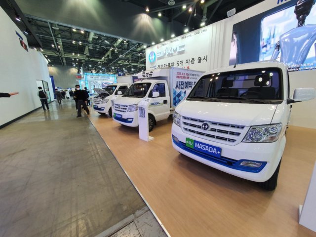 서울 모빌리티쇼에 선보인 여러 소형 전기트럭, 출처: 한국인사이트연구소