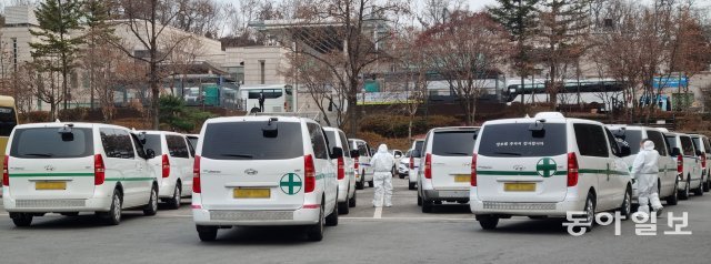 화장 대기중인 코로나 시신엠블란스
9일 오후 경기 고양시 덕양구 서울시립승화원에 코로나로 사망한 시신을 싣은 영구차 15대가 주차장에 대기하고 있다. 일반화장이 끝난고 난 뒤 오후 5시 30분부터 코로나 화장이 시작된다. 거센 코로나19 확진세로 9일 위중증 환자가 857명으로 역대 최다 기록을 갱신했다. 지난 한달간 코로나로 하루 평균 36명이 사망하는 등 의료계의 우려가 심화되고 있다. 고양=김재명 기자 base@donga.com