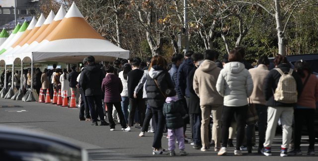 신종 코로나바이러스 감염증(코로나19) 일일 신규 확진자 수가 처음으로 7000명을 넘어선 8일 울산 중구 종합운동장에 마련된 임시 선별검사소에서 시민들이 검사를 받기 위해 줄지어 서 있다. 뉴스1