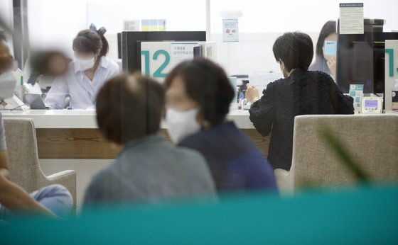 서울시내 은행 대출창구에서 시민들이 업무를 보고 있다.© News1