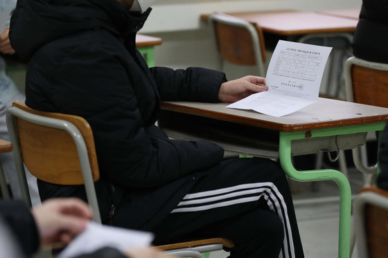 10일 오전 서울 종로구 경복고등학교에서 학생들이 수능 성적표를 확인하고 있다. /뉴스1 © News1