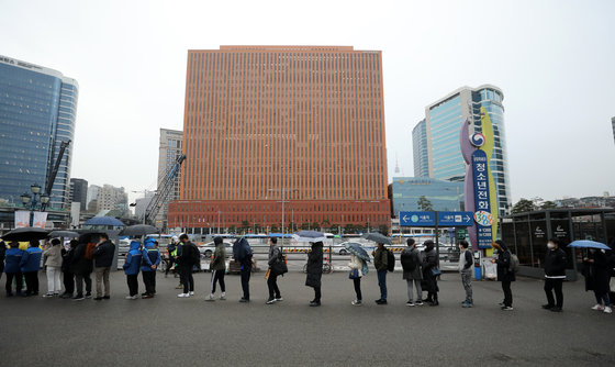 10일 오전 서울 중구 서울역광장에 마련된 코로나19 임시 선별검사소를 찾은 시민들이 검사를 위해 줄 서 있다. 2021.12.10/뉴스1 © News1