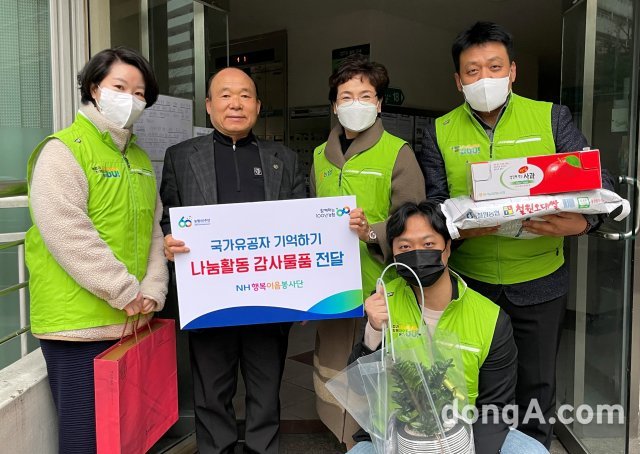 조은주 농협중앙회  지역사회공헌부장(왼쪽에서 세번째)을 비롯한 행복이음봉사단원들이 10일 월남전 참전 유공자 최회식 선생(왼쪽에서 두번째)을 방문해 우리 농산물 등 선물을 전달하고 있다. 농협 제공