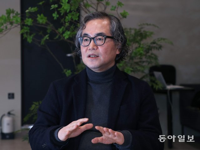 정선용씨의 인생 2막은 퇴직 6개월만에 낸 책 한권으로 극적인 반전을 맞았다. 순식간에 베스트셀러 작가 호칭을 얻으며 문화자본가의 대오에 서게 된 것이다. 이훈구 기자 ufo@donga.com