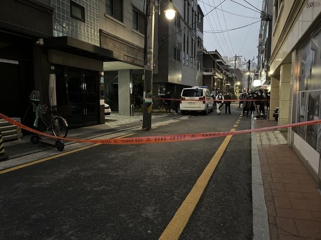 10일 신변보호를 받던 여성의 가족이 살해당한 서울 송파구 건물 주위에 폴리스라인이 처져 있다. © 뉴스1