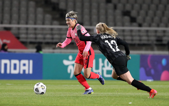 지난달 30일 고양종합운동장에서 열린 한국 여자축구 대표팀과 뉴질랜드의 친선경기 2차전. 2021.11.30/뉴스1 © News1