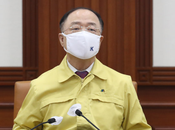 홍남기 경제부총리 겸 기획재정부 장관이 10일 서울 종로구 정부서울청사에서 인천-서울 영상으로 열린 신종 코로나바이러스 감염증(코로나19) 중앙재난안전대책본부회의(중대본)에서 김부겸 총리의 모두 발언을 듣고 있다. 2021.12.10/뉴스1 © News1