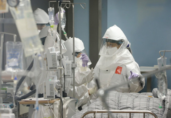 11월 15일 오전 경기도 평택시 박애병원 중환자실에서 의료진들이 코로나19 중증환자를 돌보고 있다. © News1