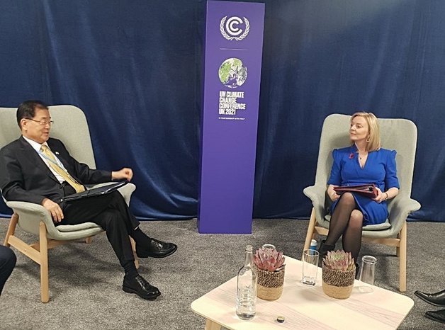 정의용(왼쪽) 외교부 장관은 1일(현지시간) 영국 글레스고에서 개최된 제26차 기후변화협약당사국총회(COP26)를 계기로 리즈 트러스 신임 영국 외교장관과 회담을 가졌다.(외교부 제공)