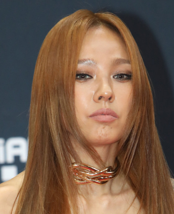 가수 이효리가 11일 오후 경기도 파주시 CJENM스튜디오센터에서 열린 2021 엠넷 아시안 뮤직 어워즈(MAMA) 레드카펫 행사에 참석하고 있다. 2021.12.11/뉴스1 © News1