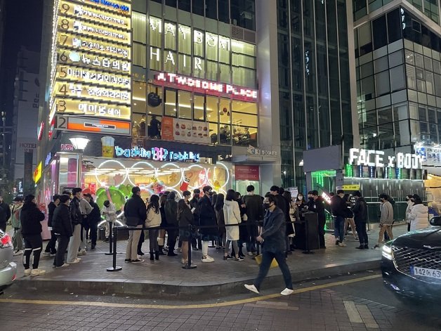11일 서울 강남역 주변 클럽 앞 모습. 한산한 식당가와 달리 인파가 몰려 있다. © 뉴스1