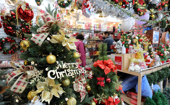 서울 남대문시장 크리스마스 용품 매장의 모습. 2021.12.8/뉴스1 © News1