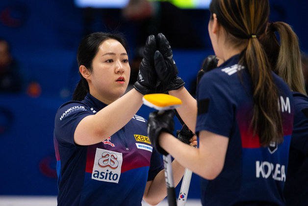 대한민국 여자 컬링 국가대표 ‘팀 킴’이 2022 베이징 동계올림픽 출전권이 걸린 올림픽 자격대회 첫날 1승1패를 거뒀다. (세계컬링연맹 SNS 캡처) © 뉴스1