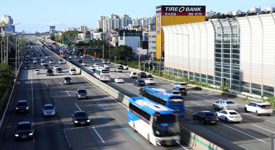 경기도 용인시 신갈분기점 인근 경부고속도로 하행선(왼쪽)이 비교적 원활한 흐름을 보이고 있다. (자료사진)1© News1