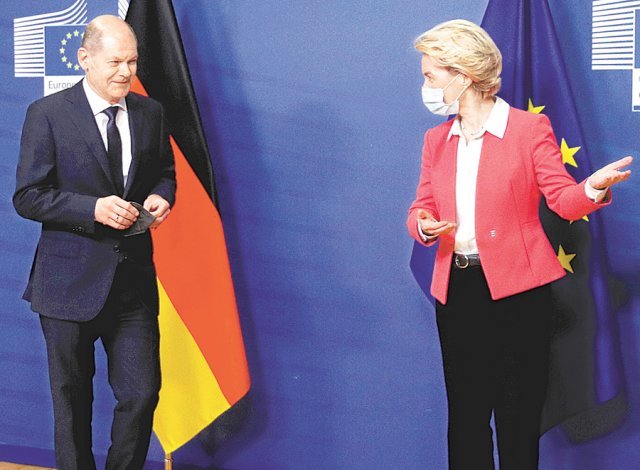 올라프 숄츠 신임 독일 총리(왼쪽)가 10일 벨기에 브뤼셀에 있는 유럽연합(EU) 본부에서 우르줄라 폰데어라이엔 EU 집행위원장의 환영을 받고 있다. 브뤼셀=AP 뉴시스