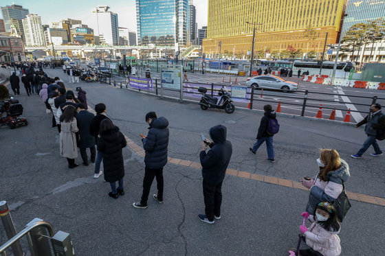 코로나19 신규확진자 수가 6,689명으로 집계된 12일 오후 서울 중구 서울역 광장에 마련된 신종 코로나바이러스 감염증(코로나19) 선별검사소 앞이 검사를 받으러 찾아온 시민들로 장사진을 이루고 있다. 2021.12.12/뉴스1 © News1