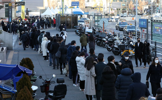 12일 오후 서울 중구 서울역 광장에 마련된 신종 코로나바이러스 감염증(코로나19) 선별검사소 앞이 검사를 받으러 찾아온 시민들로 장사진을 이루고 있다. 2021.12.12/뉴스1 © News1